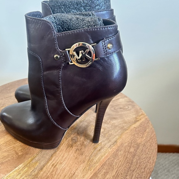 MICHAEL Michael Kors NWT Wyatt DK Chocolate Leather Platform Heel Booties Size 5 - Picture 6 of 8